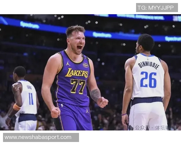 爱德华兹首节火力全开9投6中砍下14分2板3助与东契奇展开激烈对决